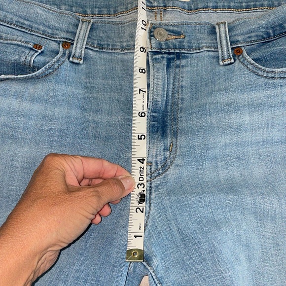 Levi’s Boyfriend Cut Jeans in Light Wash with stretch| 33 - Picture 7 of 8